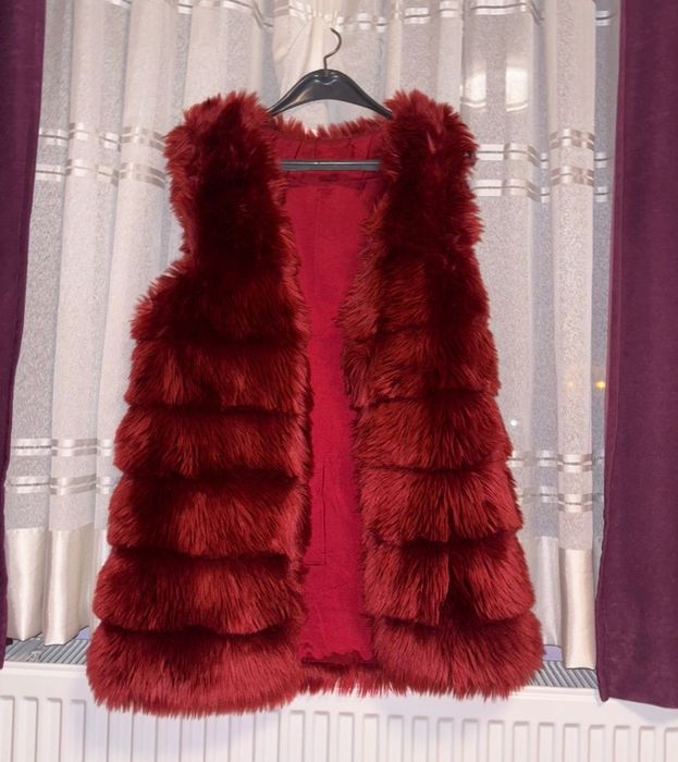 Пухен червен елек