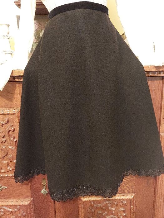 Fusta superba, noua, stofa 100% cașmir, bordata cu dantela