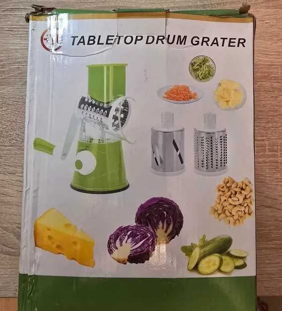 Platou cu farfurii de dulceață și ustensile de bucătărie