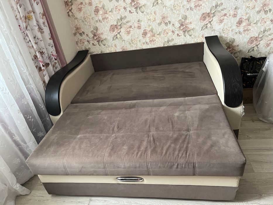 Диван коричневый