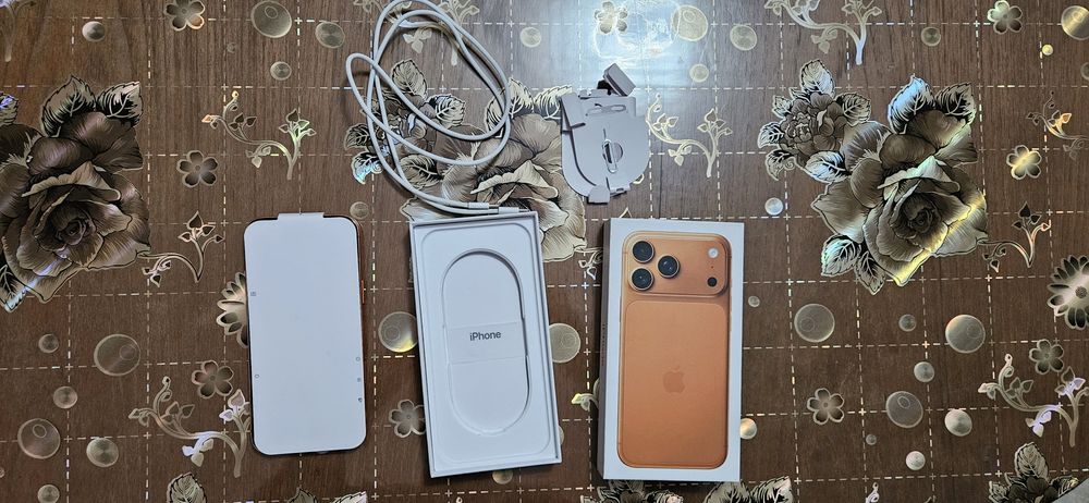 IPhone 17,intact sigilat,rulează perfect,nu este original dar funcționează foarte bine