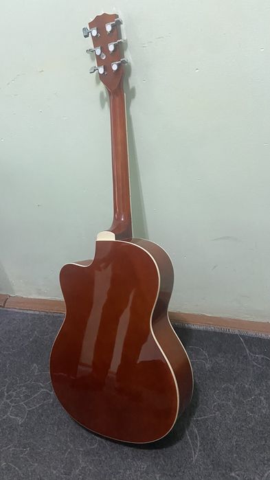Akostika gitara sotiladi