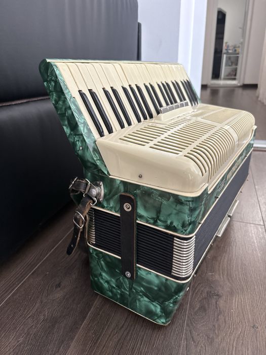 Acordeon nemtesc Weltmeister cu 120 de basi