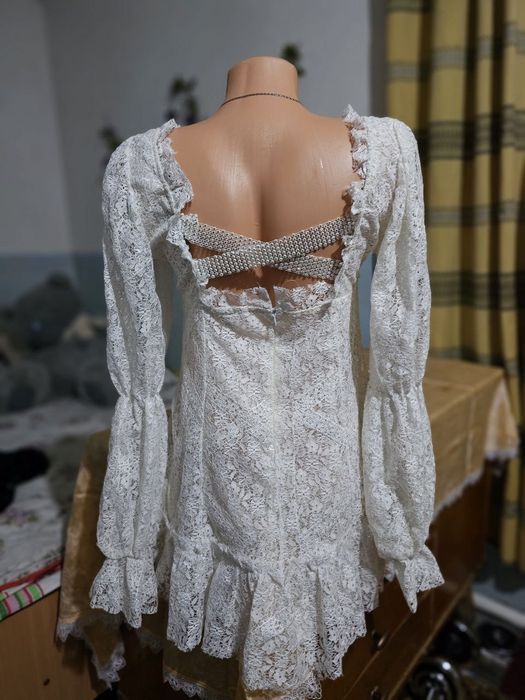 Белое кружевное платье