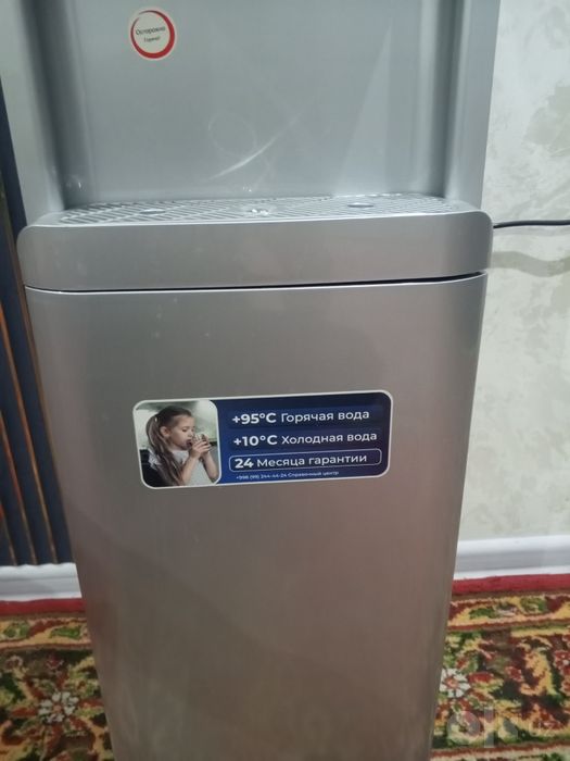 Кулер для воды нагревает и охлаждает