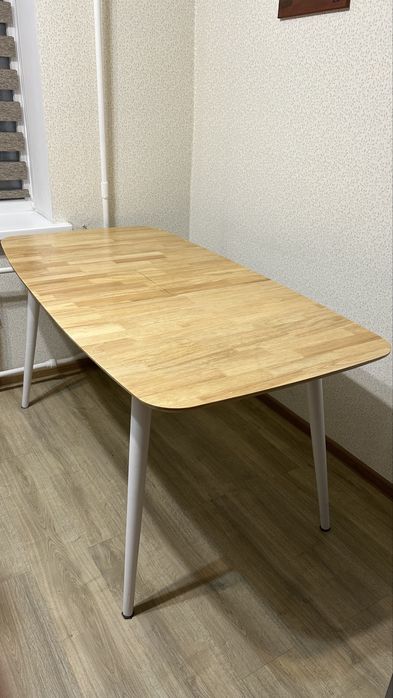 Обеденный стол со стульями