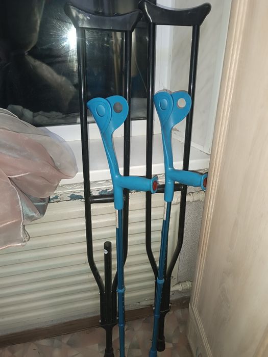 Продам недорого костыли