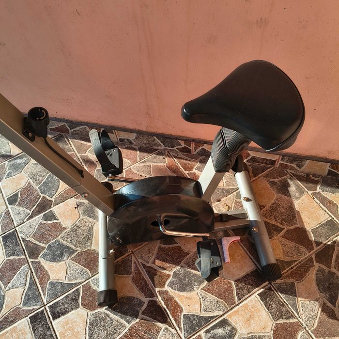 Vând bicicleta fitness