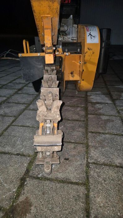 Închiriez utilaj săpat șanțuri trencher  pentru apă curent