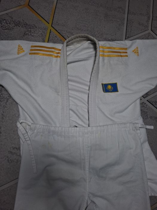 Продаю белый  кимоно