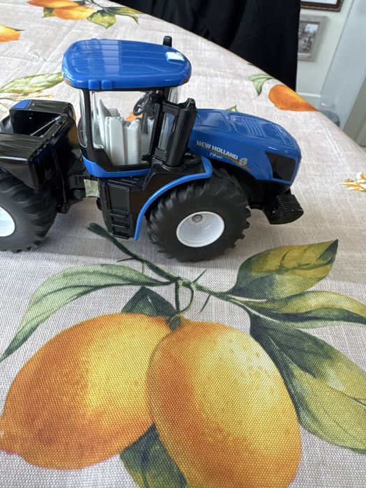 Детска играчка трактор New holland 1:50 Siku