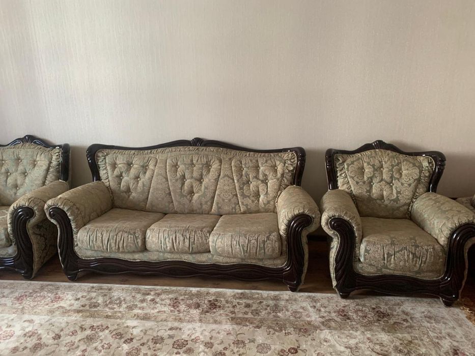 Продам диван с креслами