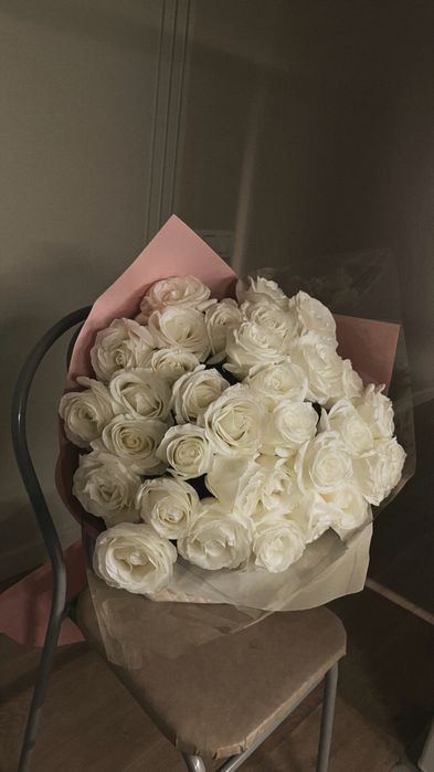 Пышные белые розы 33 штук