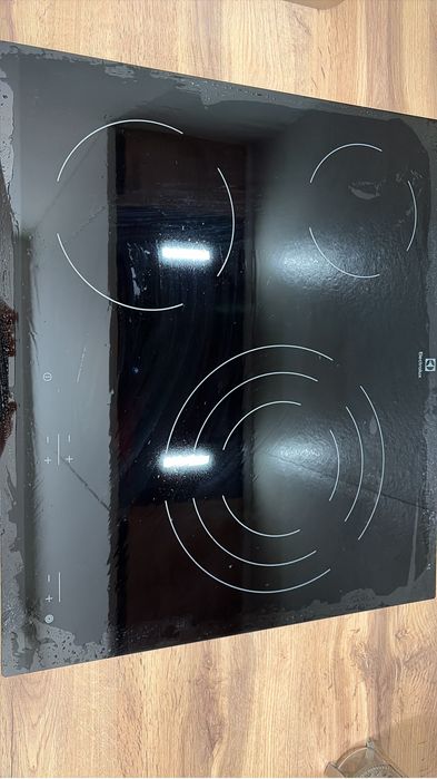 Продам индукционную плиту Electrolux
