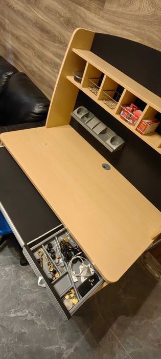 Продам стол письменный школьный cilek