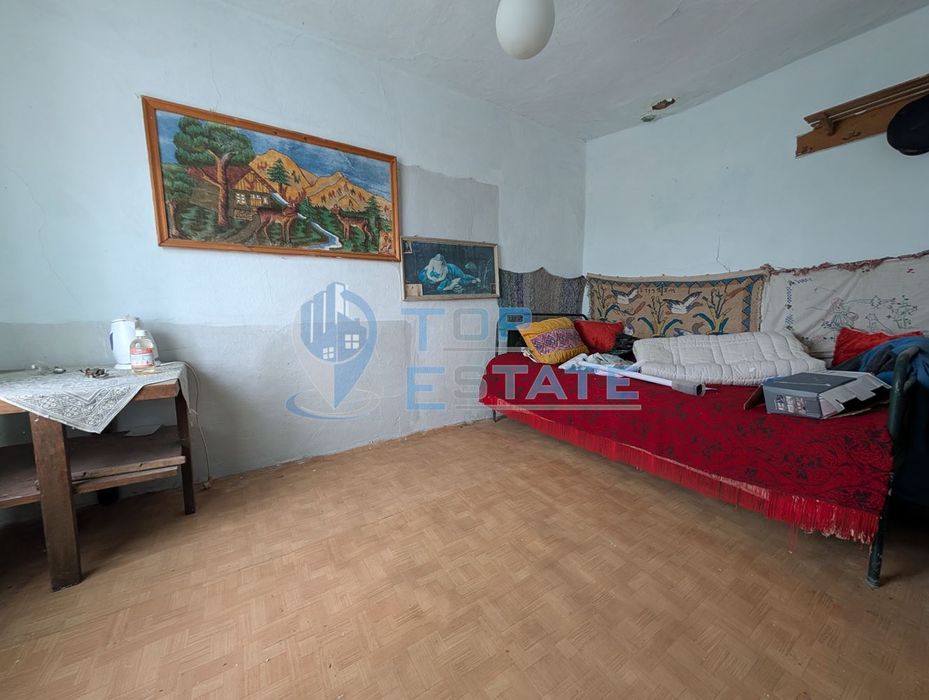 Едноетажна къща с вътрешна баня и кладенец в село Джулюница