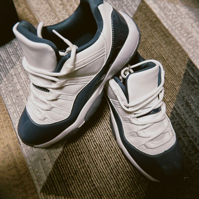 Кроссовки новые продам