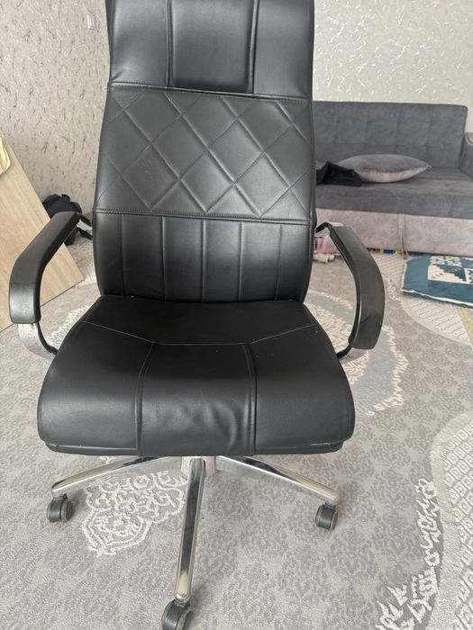 Кожанный кресло бу сатылады