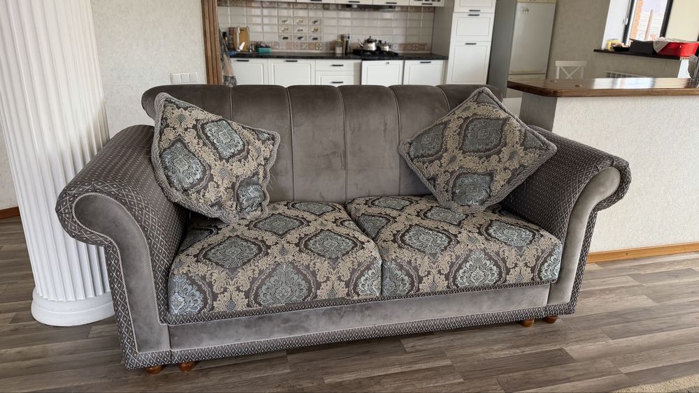 Диван сатам продам