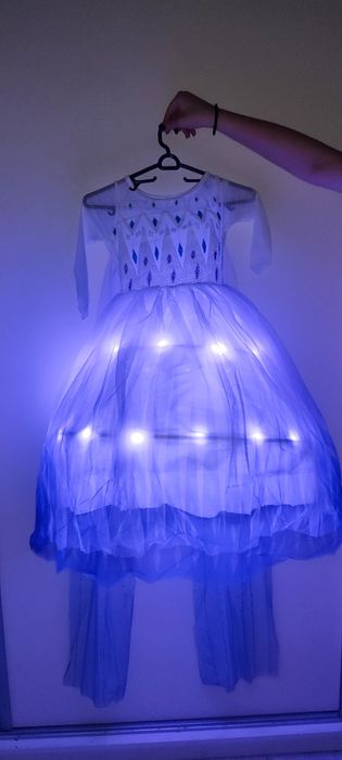 Рокля на принцеса Елза със светлини с 2подаръка корона и светещ ластик