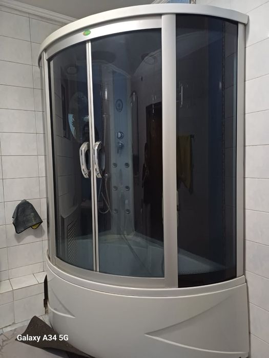 Душевая кабина с встроенным радио