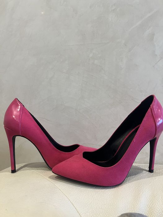 37 Обувки Bershka