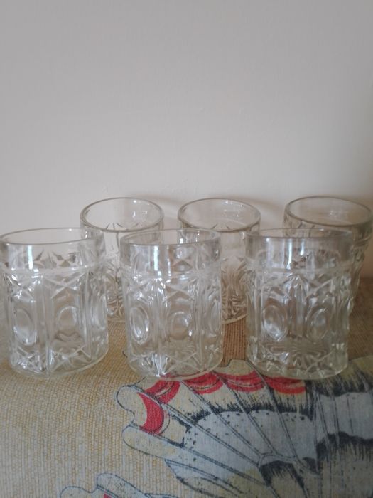 Стъклени чаши за вода и безалкохолно