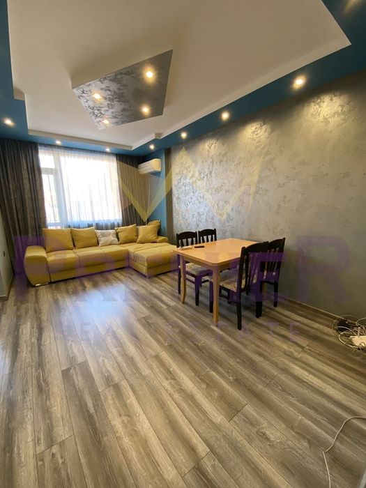 Тристаен апартамент,  Колхозен пазар