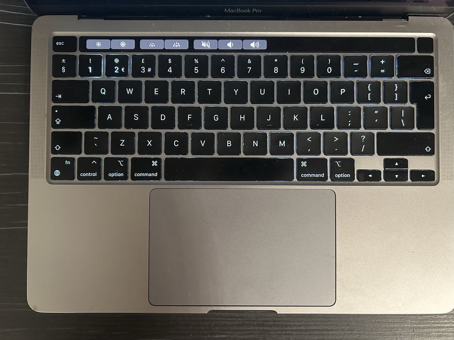 Apple MacBook Pro 13-inch M1 (2020) | 16GB RAM / 512 GB | Skin aplicat)