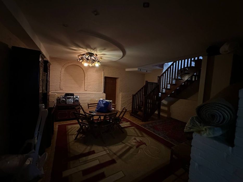 Продаётся дом в хорошо районе, 10 соток земли, 9 комнат