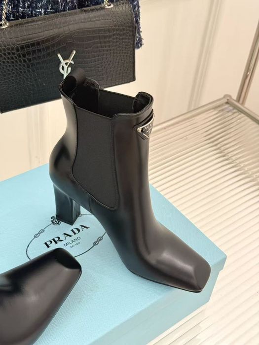 Продаются классные ботинки Прадо ( Prada) 39 размер 60000 срочно