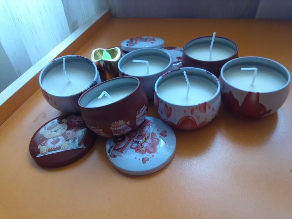 Ръчно изработени свещи от соев восък,ароматизирани с кокосово масло .