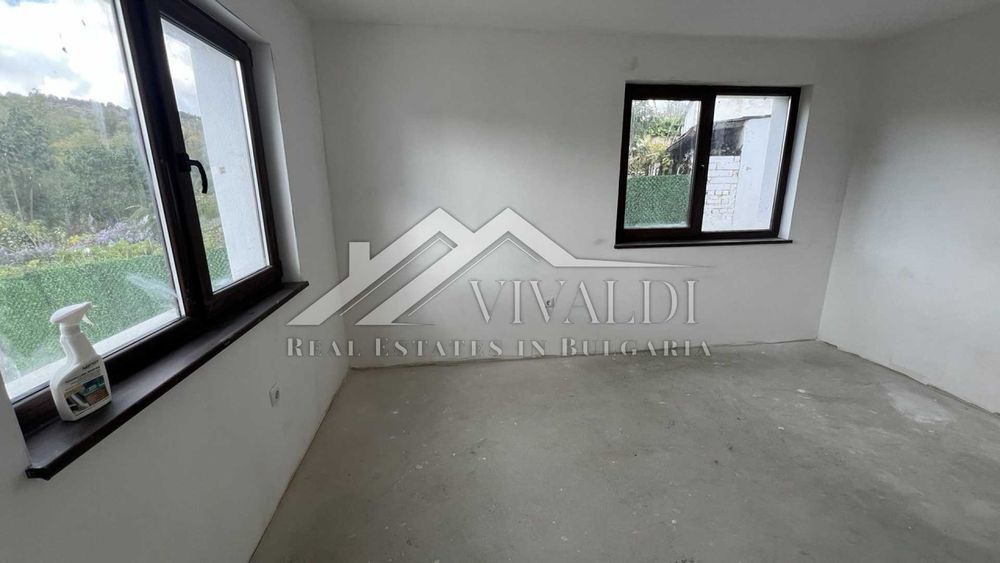 Просторна триетажна къща с парцел в село Осеново, област Варна