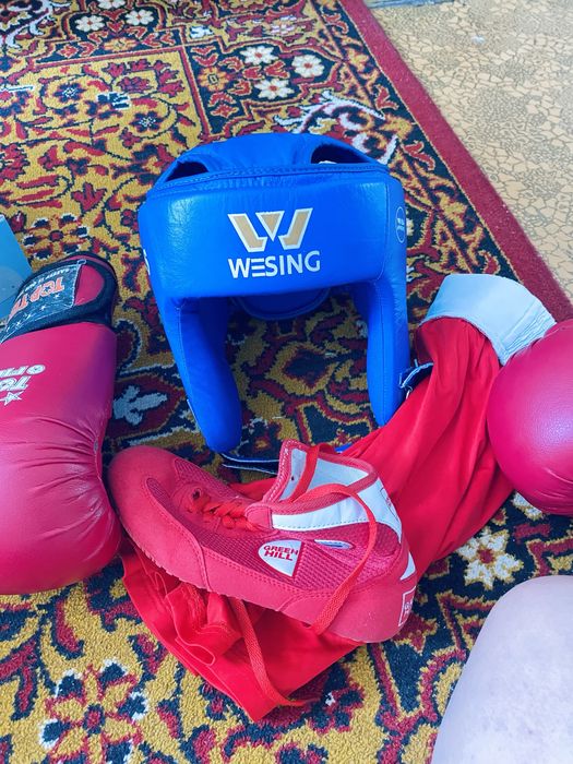Шлем, форма, перчатки, бинты, боксерки (boxing shoes)