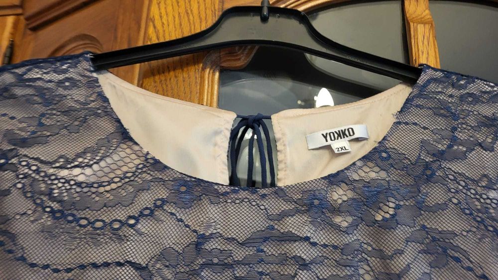 Vand rochie Yokko din dantela cu motive florale, dublata cu saten elastic nude, cu maneci scurte.