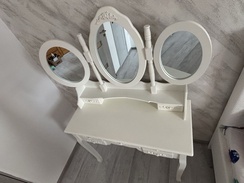 Masă de machiaj elegantă cu oglindă triplă – stare foarte bună!