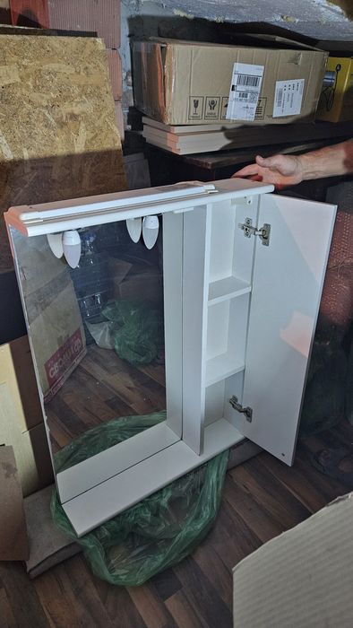 Două dulapuri suspendate pentru baie