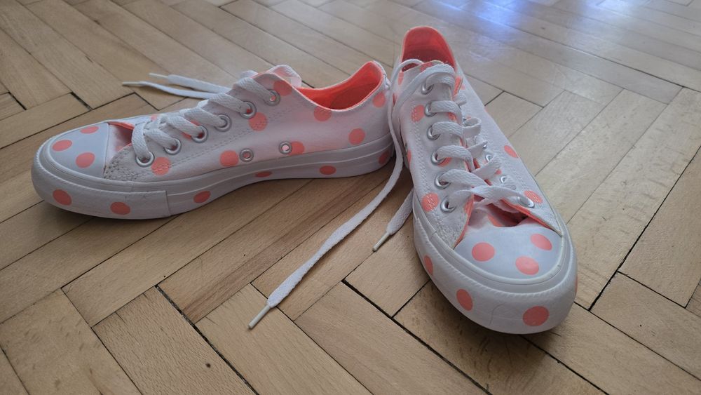 Tenisi Converse alb cu buline roz