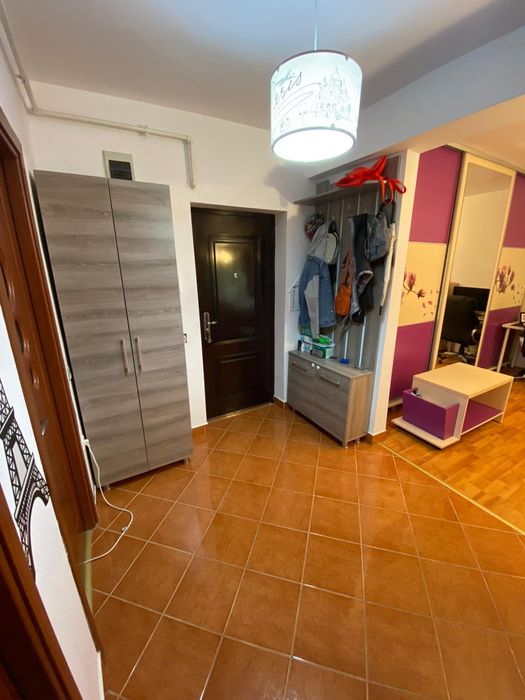 Inchiriez apartament 2 camere,55 mp, parcare inclusa-Floresti