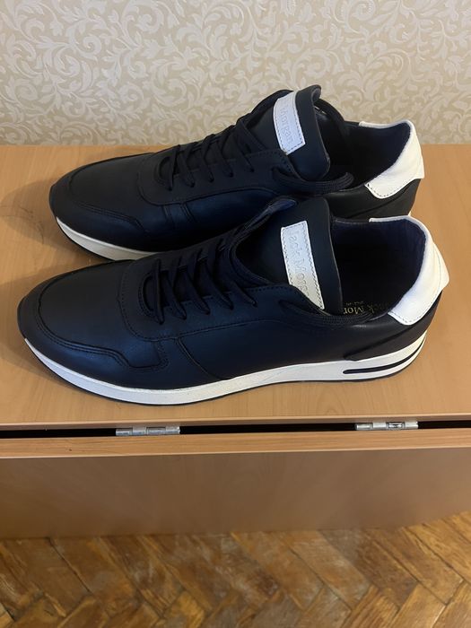 Продам мужские кроссовки