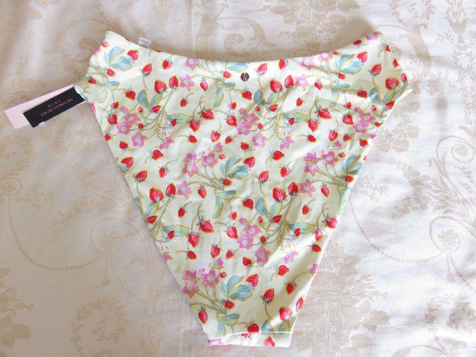 Бански Victoria's Secret, четири части, M - L, нов