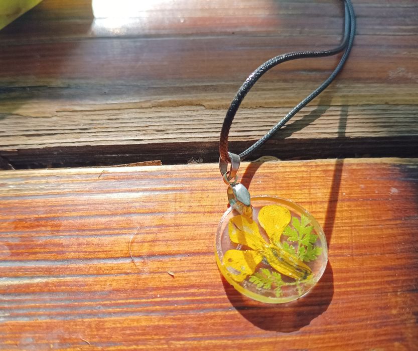 Колие от смола, тел, естествени материали