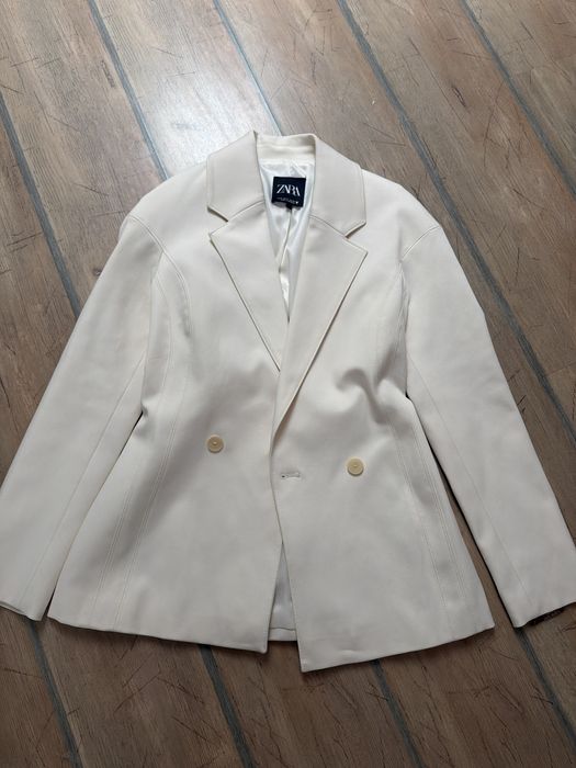 Сако zara размер С бледо бежававо към бяло