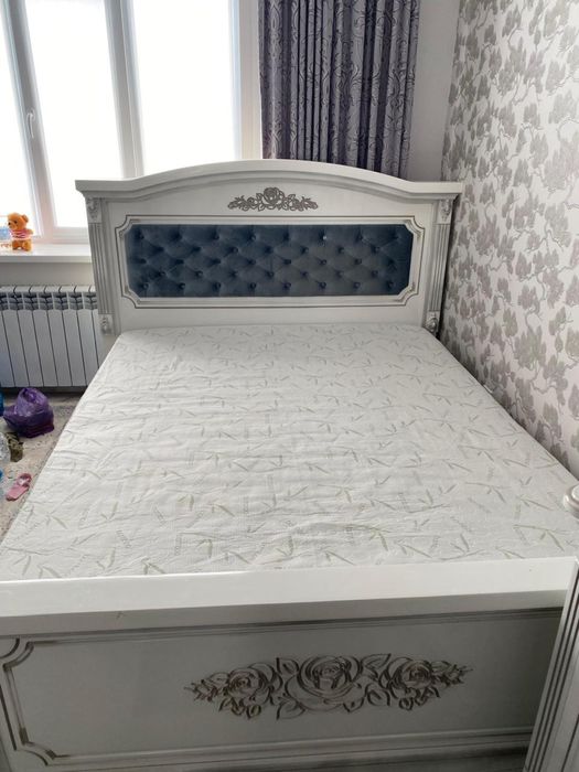 Спальный гарнитур ( шкаф , тахта , комод)