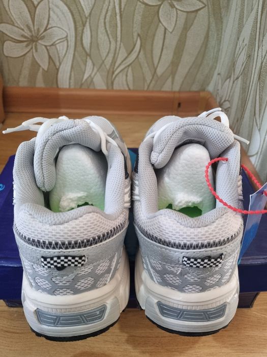 Продам Новые кроссовки