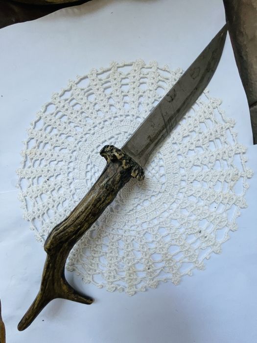 Красив стоманен нож с рог