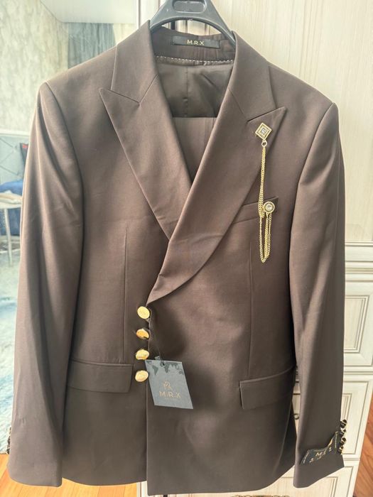 Продается новый костюм