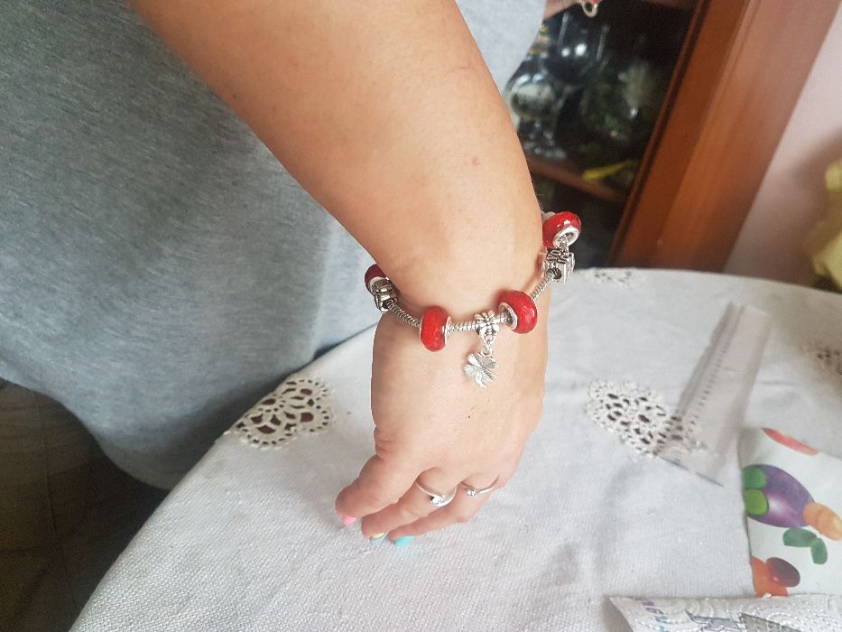 Дамска гривна тип „Пандора“.