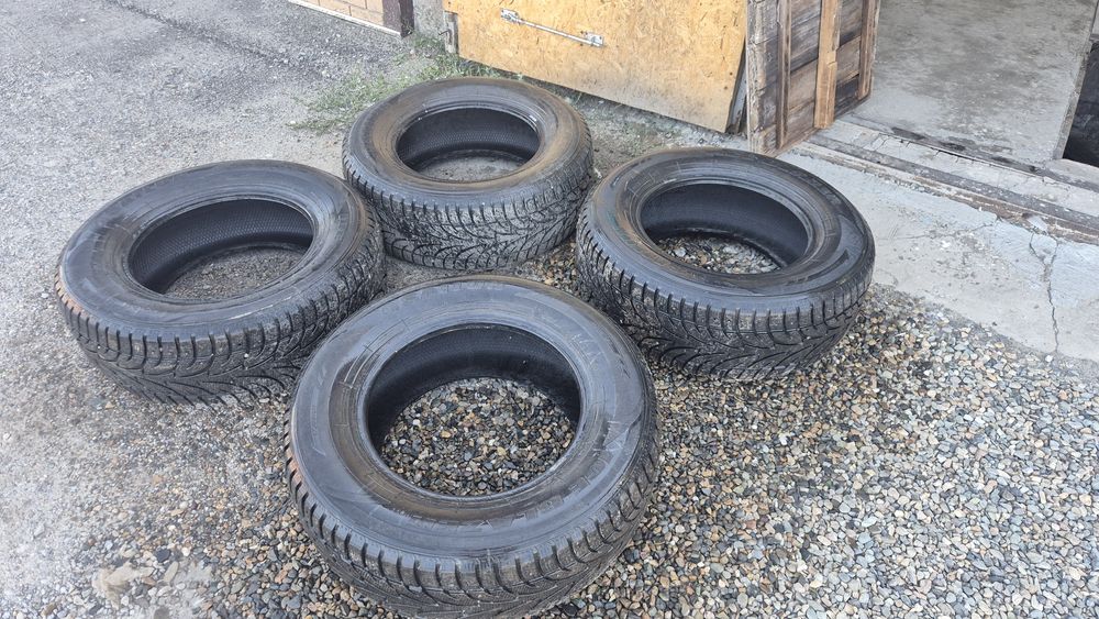 Продам зимнюю резину 265/65R17