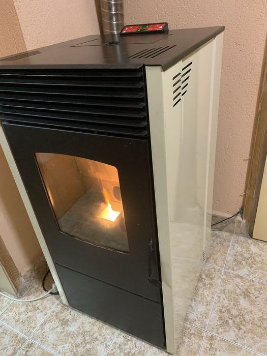 Суха пелетна камина 8kw